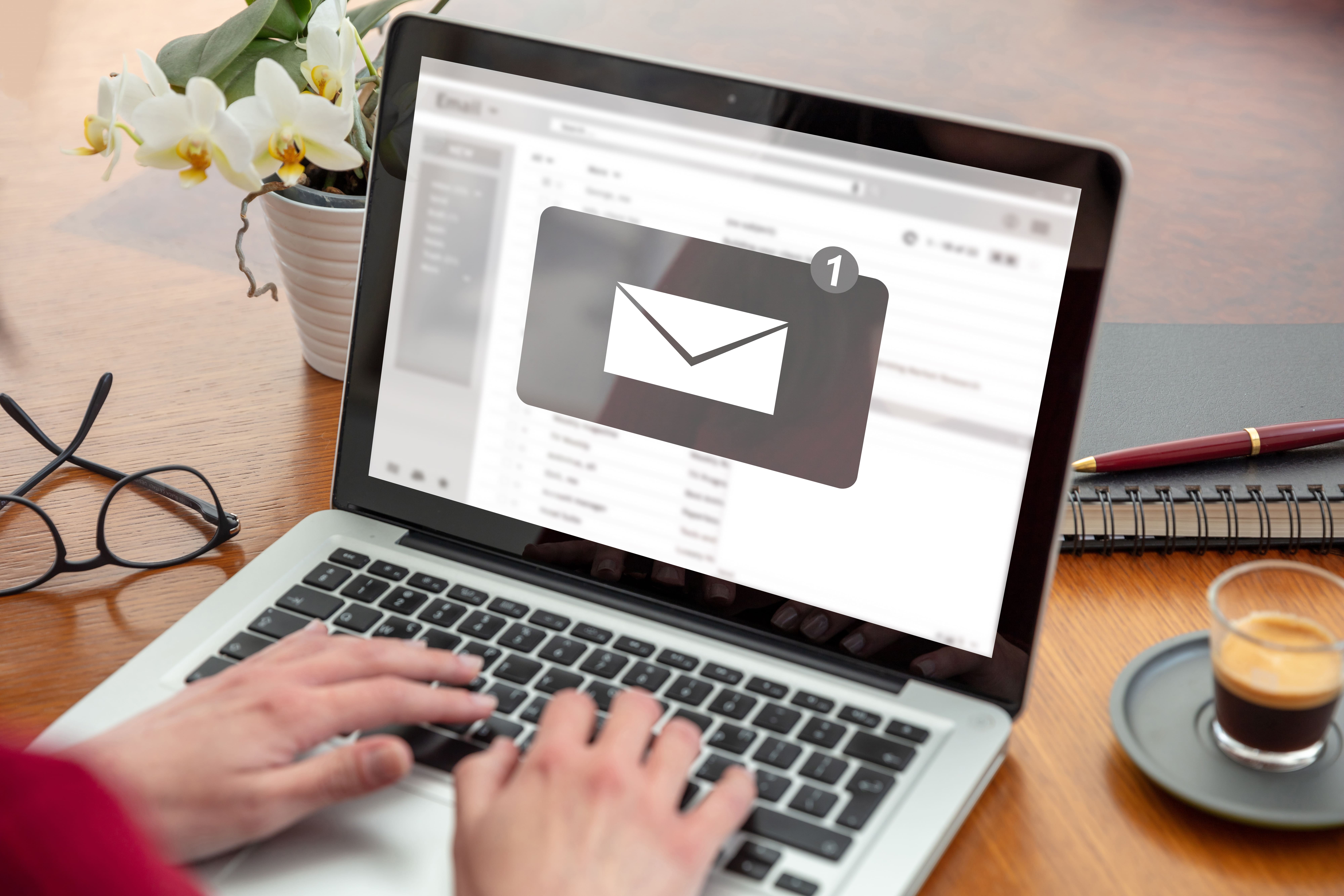Correo corporativo: Gmail, Outlook o plataformas externas — análisis costo-beneficio